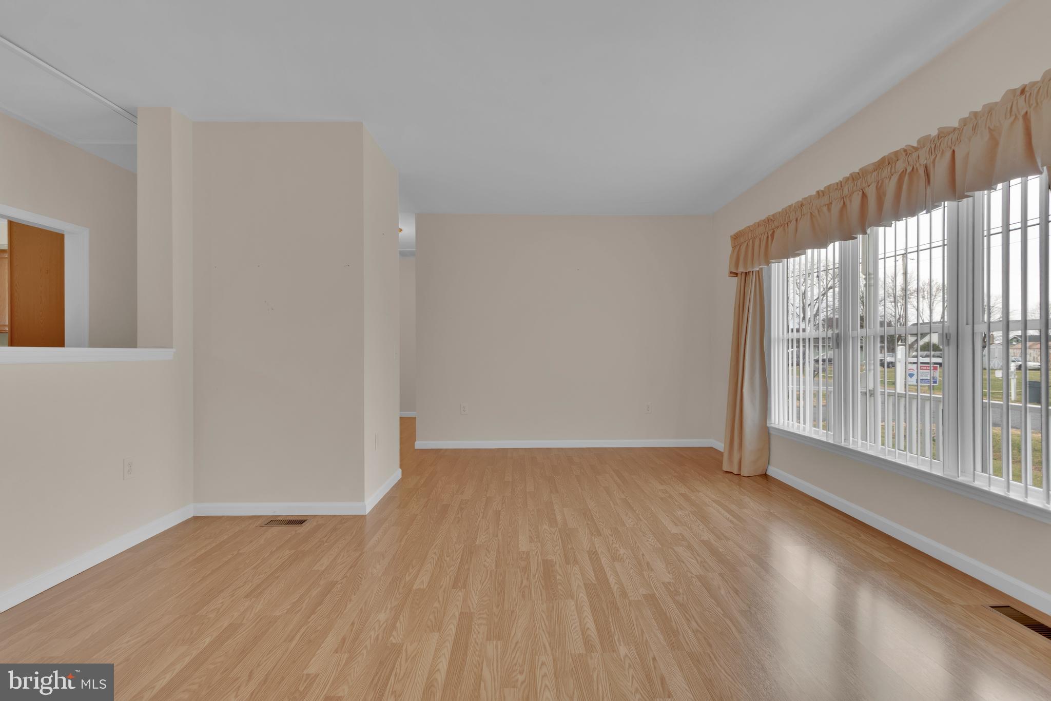 1325 East Riverside Avenue Baltimore, MD 21221 - Photo 10 of 62 Living Room