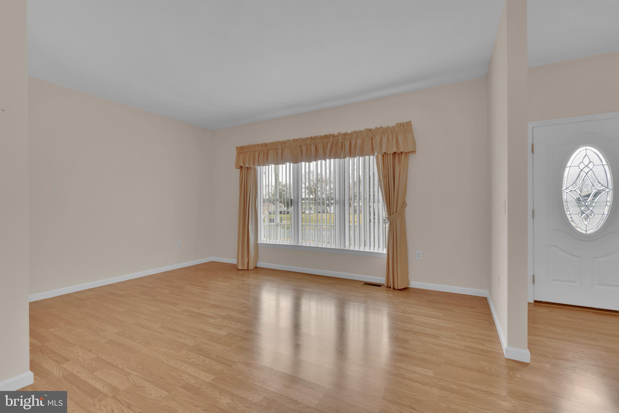 1325 East Riverside Avenue Baltimore, MD 21221 - Photo 11 of 62 Living Room