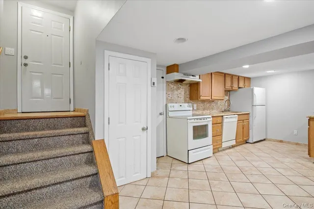 $2,700 | 8 Garfield Avenue, Unit 2, Farmingdale, NY 11735