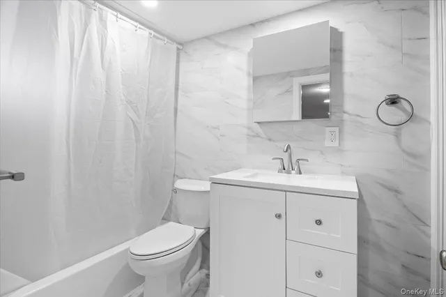 $2,700 | 8 Garfield Avenue, Unit 2, Farmingdale, NY 11735