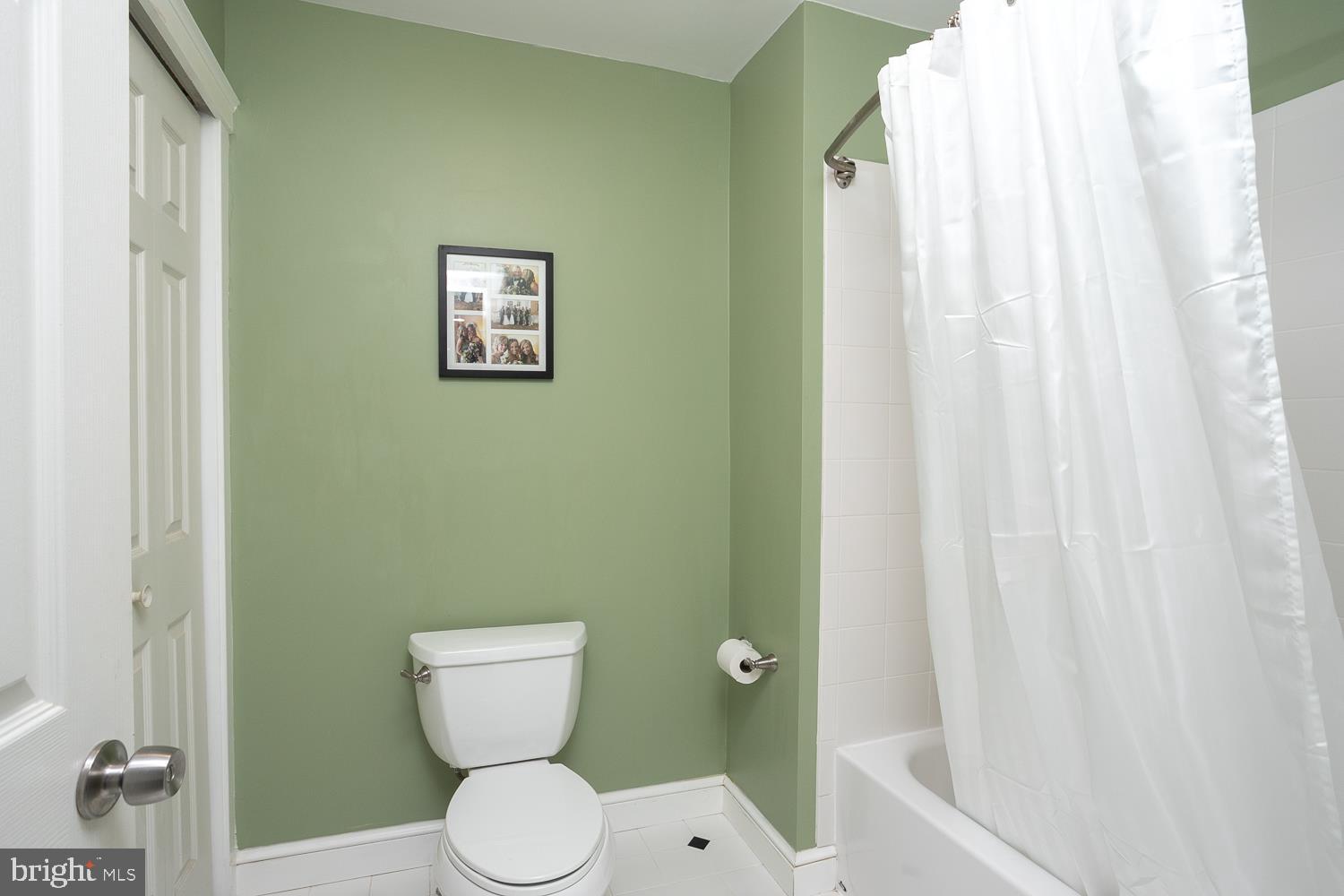 215 Yorkshire Terrace Wrightstown, NJ 08562 - Photo 30 of 43 a bathroom with a toilet and a sink