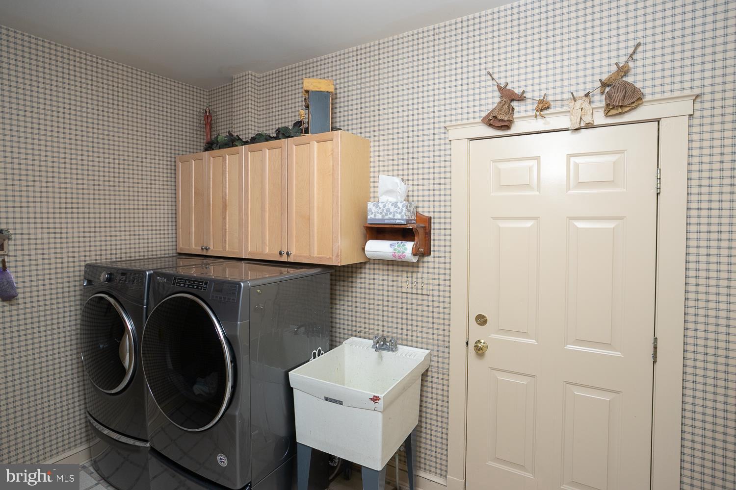 215 Yorkshire Terrace Wrightstown, NJ 08562 - Photo 34 of 43 a utility room with sink dryer and washer
