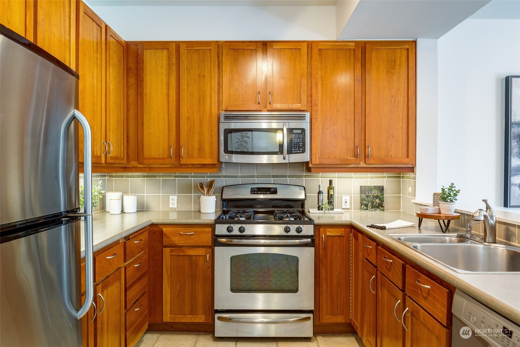 1900 Alaskan Way, Unit 511 Seattle, WA 98101 - Photo 13 of 37 Gallery Image 13