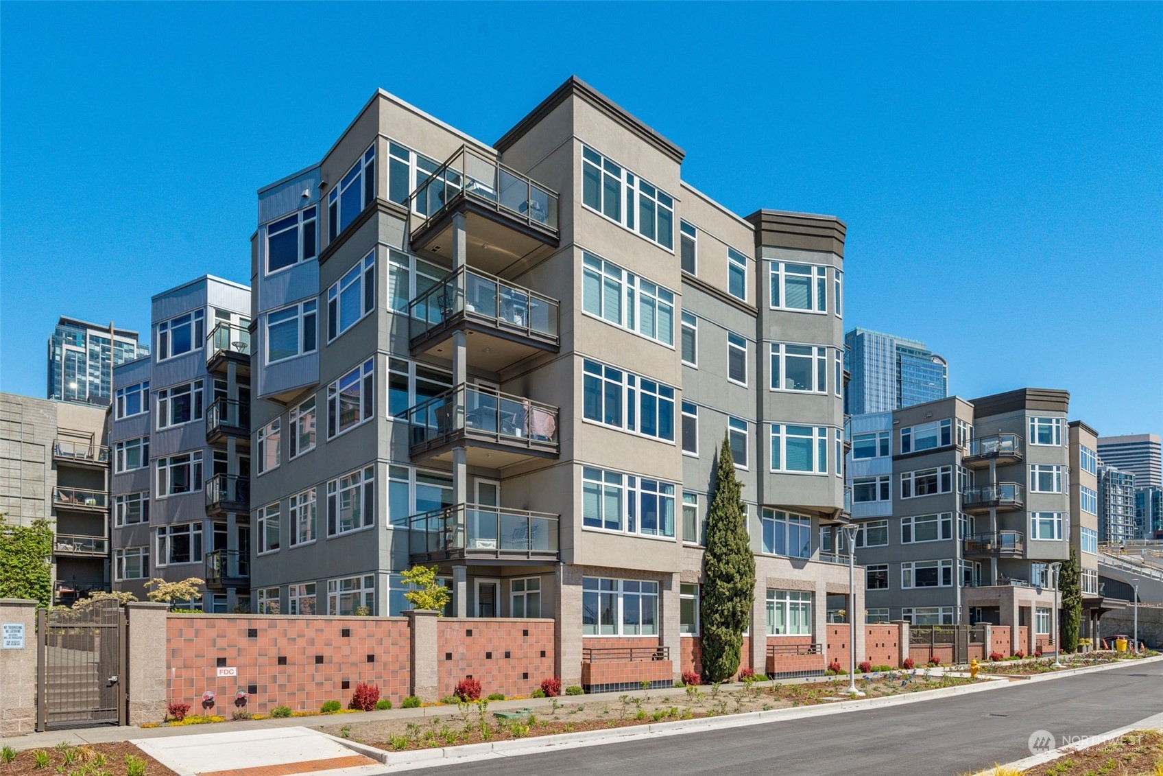 1900 Alaskan Way, Unit 511 Seattle, WA 98101 - Photo 2 of 37 Gallery Image 2