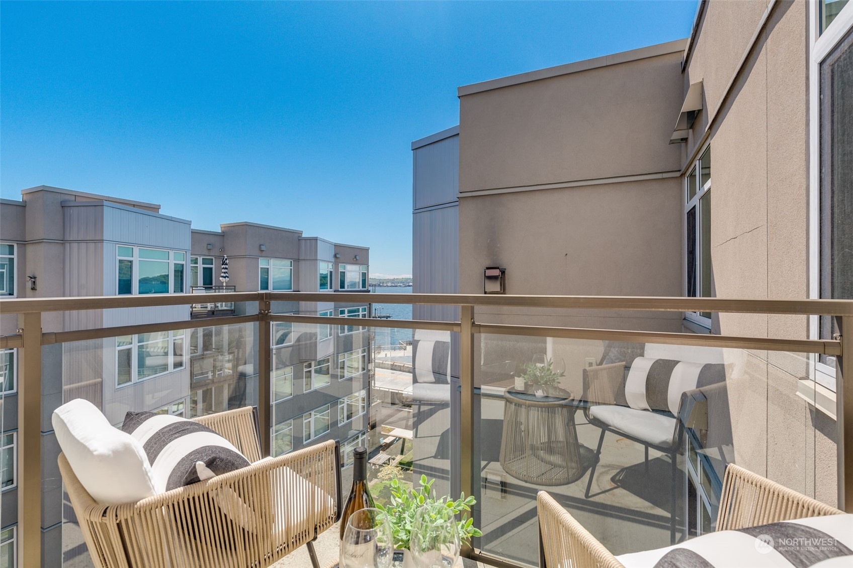 1900 Alaskan Way, Unit 511 Seattle, WA 98101 - Photo 5 of 37 Gallery Image 5