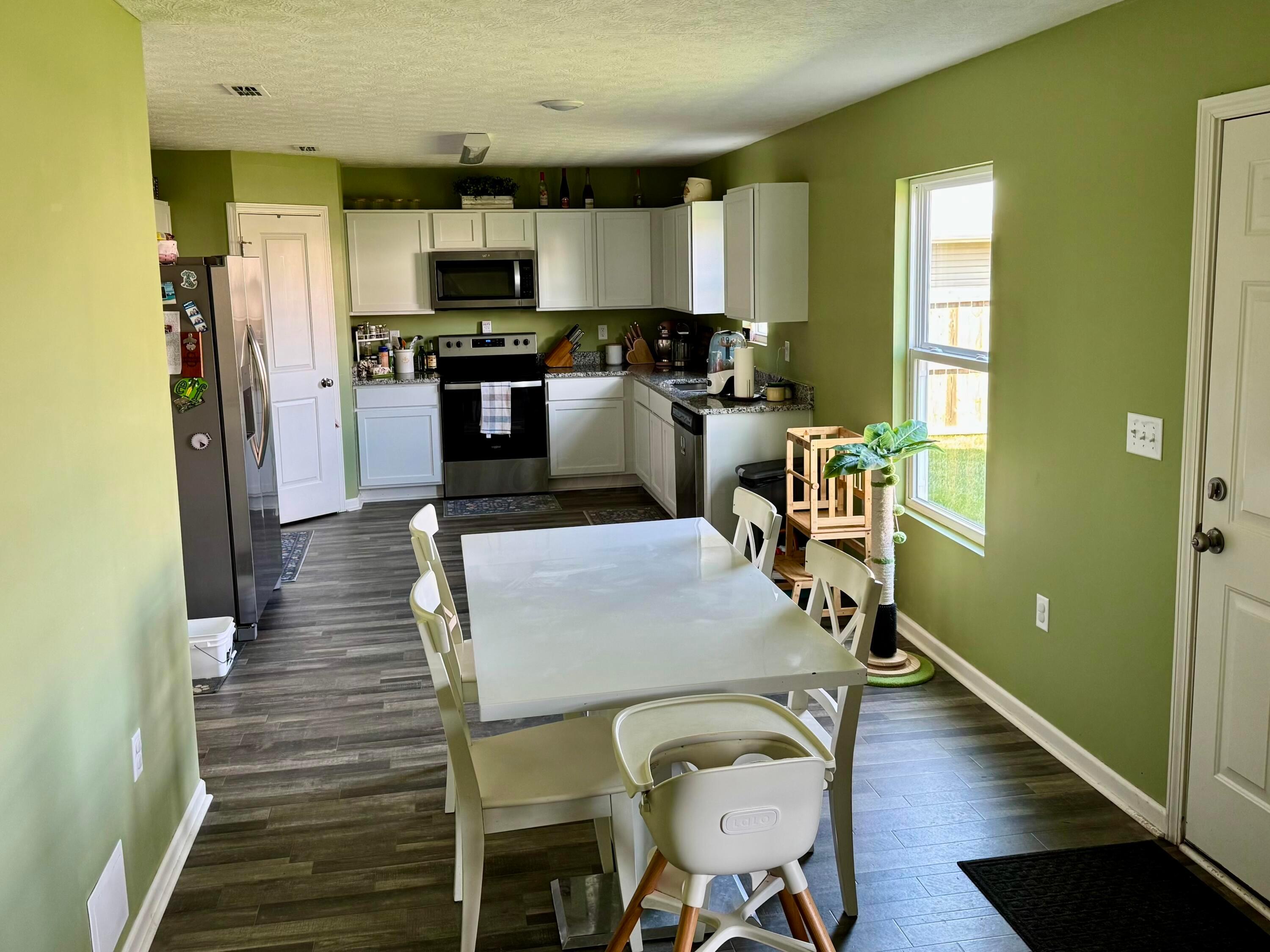 1902 Erika Drive Springfield, OH 45503 - Photo 7 of 17 Eating space/ Kitchen