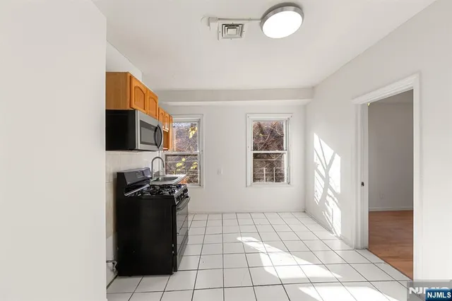 $1,900 | 84 Washington Place, Unit 1, Passaic, NJ 07055