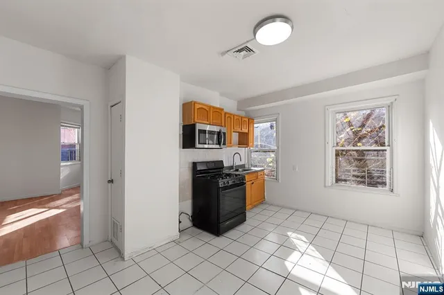 $1,900 | 84 Washington Place, Unit 1, Passaic, NJ 07055