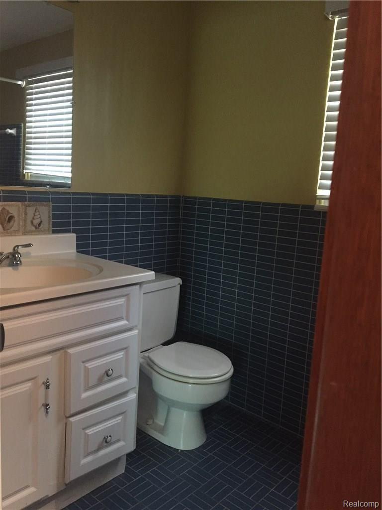 28500 Southpointe Road Grosse Ile, MI 48138 - Photo 9 of 10 sp bath.JPG
