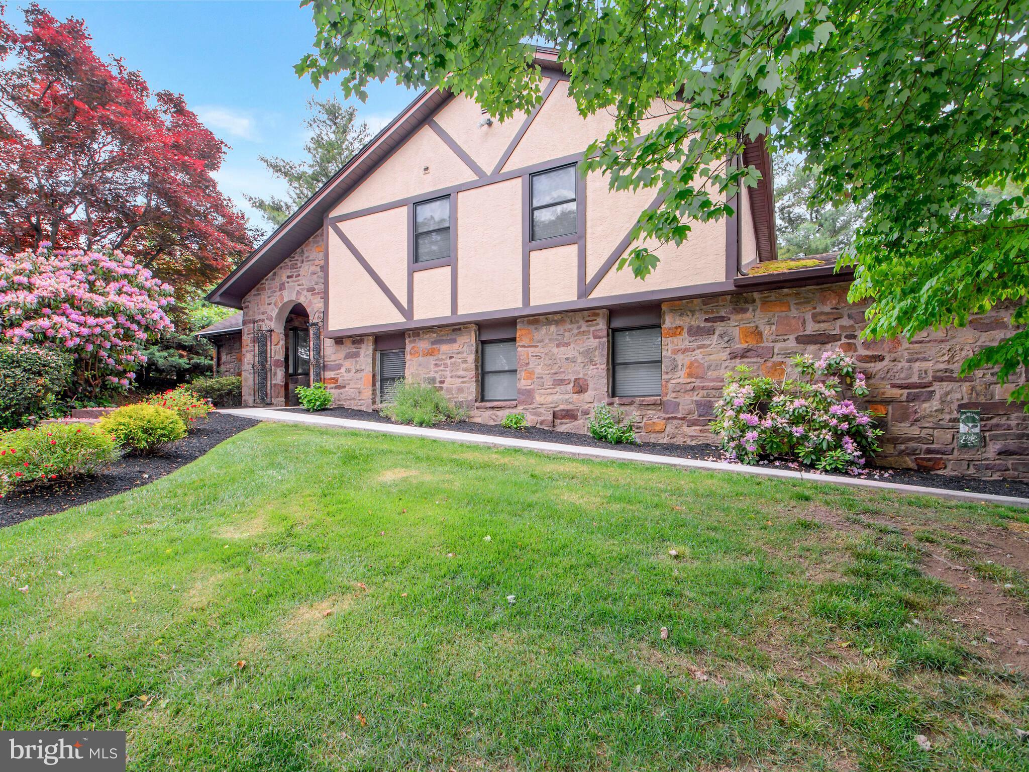 286 Betsy Road Huntingdon Valley, PA 19006 - Photo 2 of 33