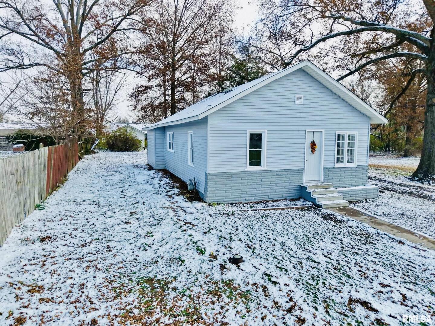 618 South McLeansboro Road Benton, IL 62812 - Photo 2 of 17 a view of a house with a yard