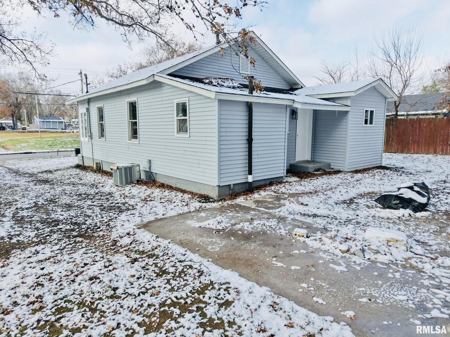 618 South McLeansboro Road Benton, IL 62812 - Photo 3 of 17 a view of a house with a yard