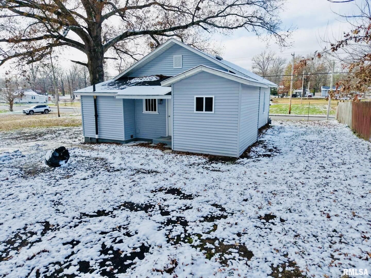 618 South McLeansboro Road Benton, IL 62812 - Photo 5 of 17 a view of a house with a yard