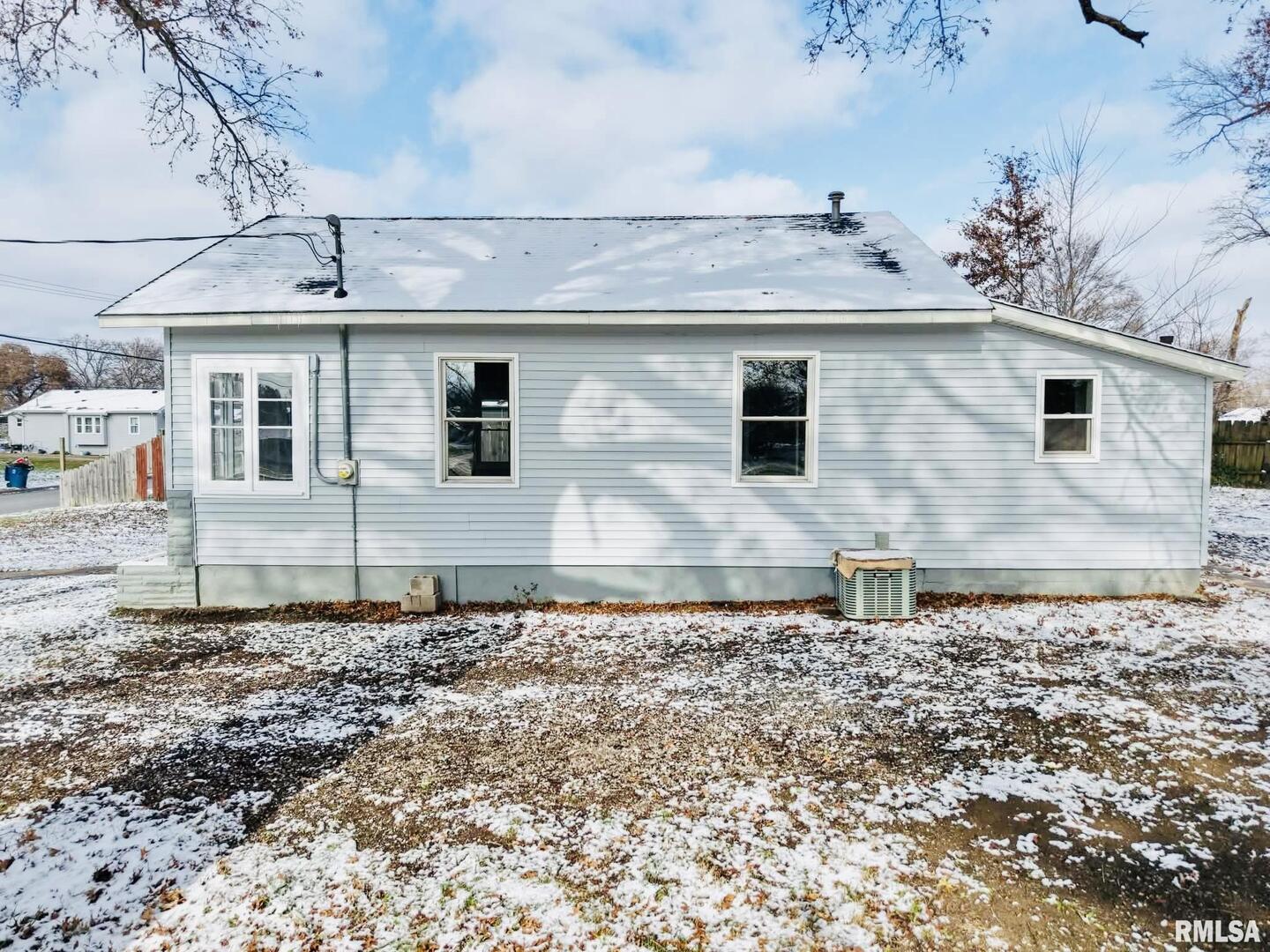 618 South McLeansboro Road Benton, IL 62812 - Photo 6 of 17 a front view of a house