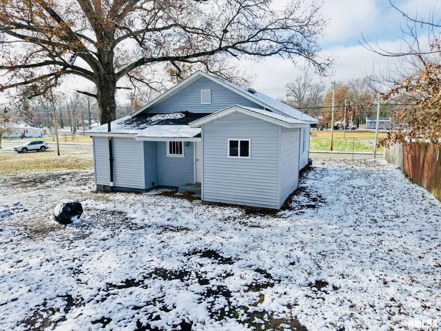 618 South McLeansboro Road Benton, IL 62812 - Photo 7 of 17 a house with trees in the background