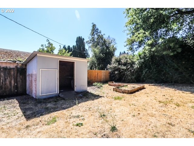2884 Manor Drive Springfield, OR 97477 - Photo 15 of 17 a view of a backyard of the house