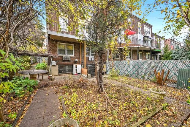 a view of back yard of the house