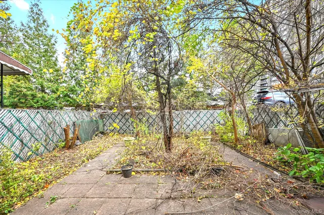 a car parked in front of a building