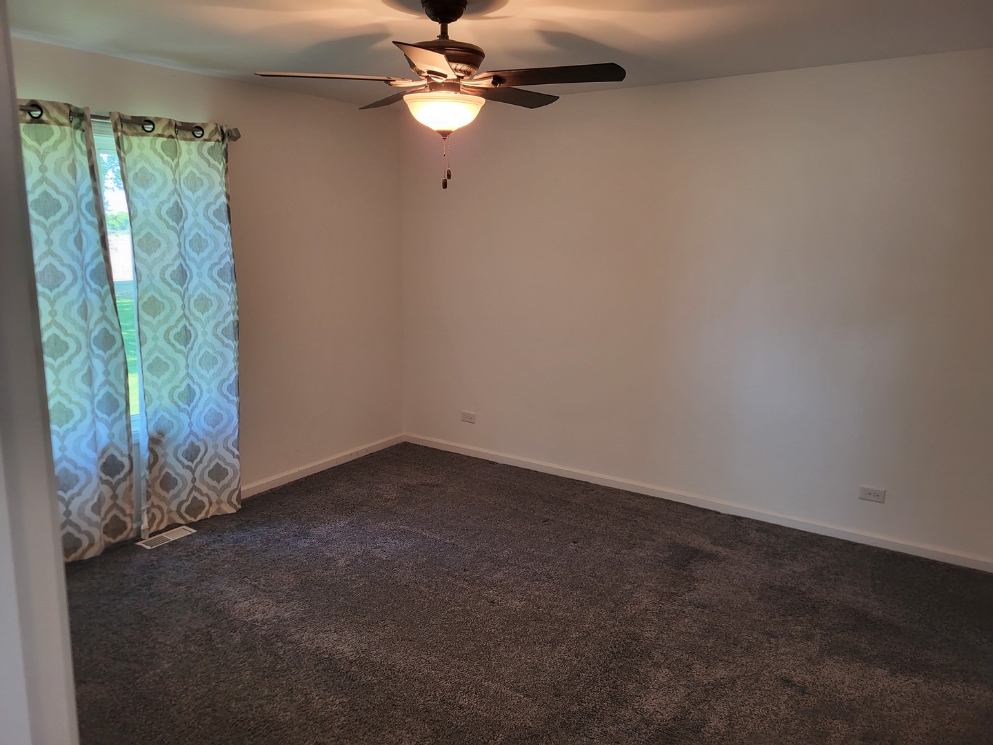 4509 Island Road Harvard, IL 60033 - Photo 14 of 40 an empty room with windows