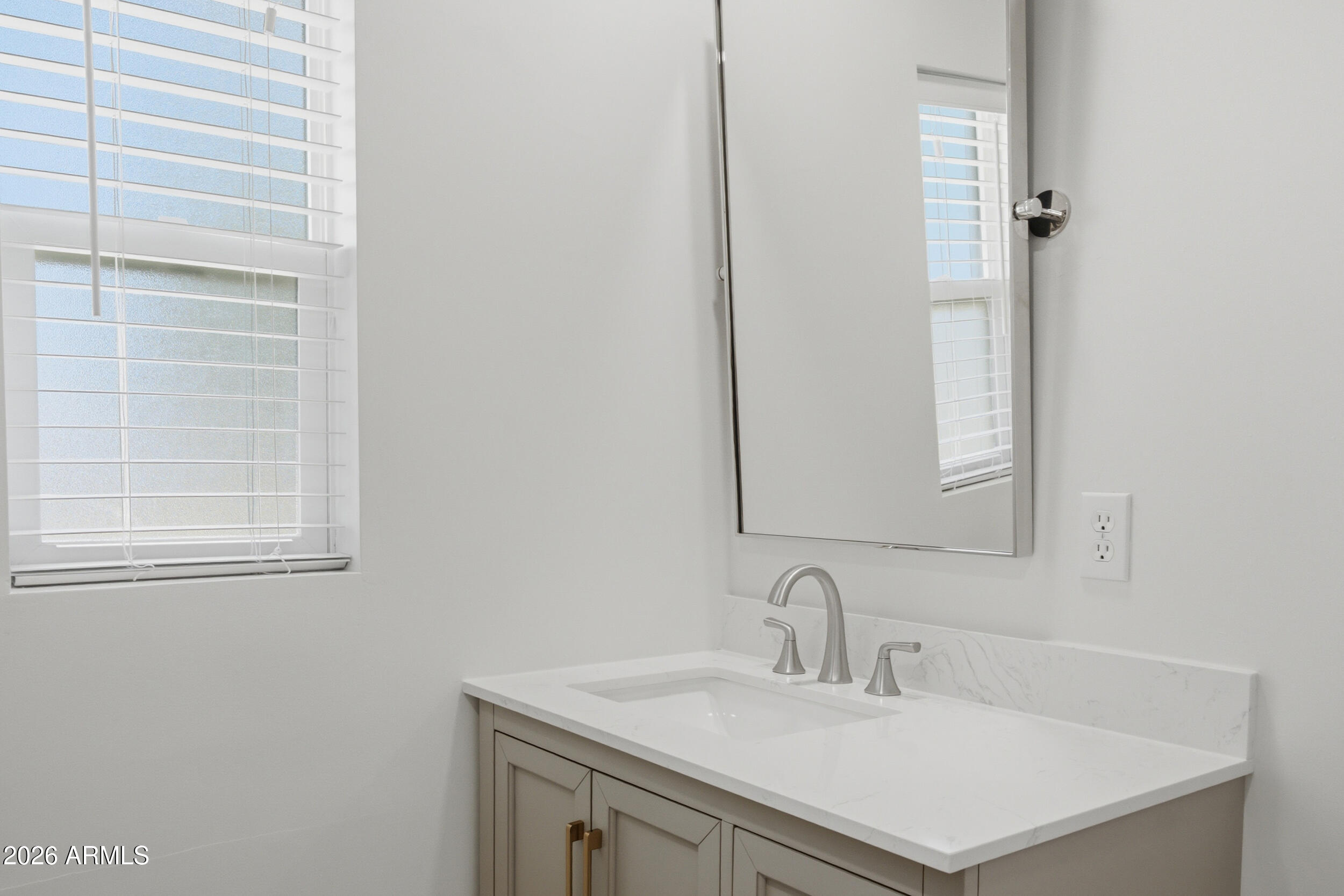5140 East Osborn Road Phoenix, AZ 85018 - Photo 29 of 37 ensuite bath
