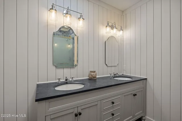 $1,590,000 | 7122 Ocean Drive, Emerald Isle, NC 28594