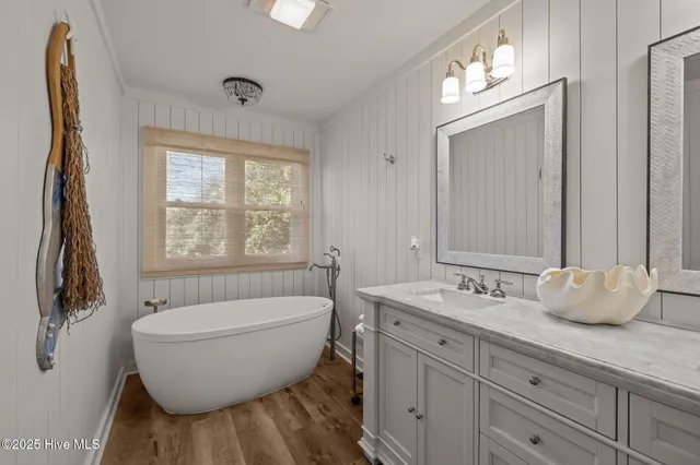 $1,590,000 | 7122 Ocean Drive, Emerald Isle, NC 28594