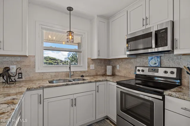 $1,590,000 | 7122 Ocean Drive, Emerald Isle, NC 28594