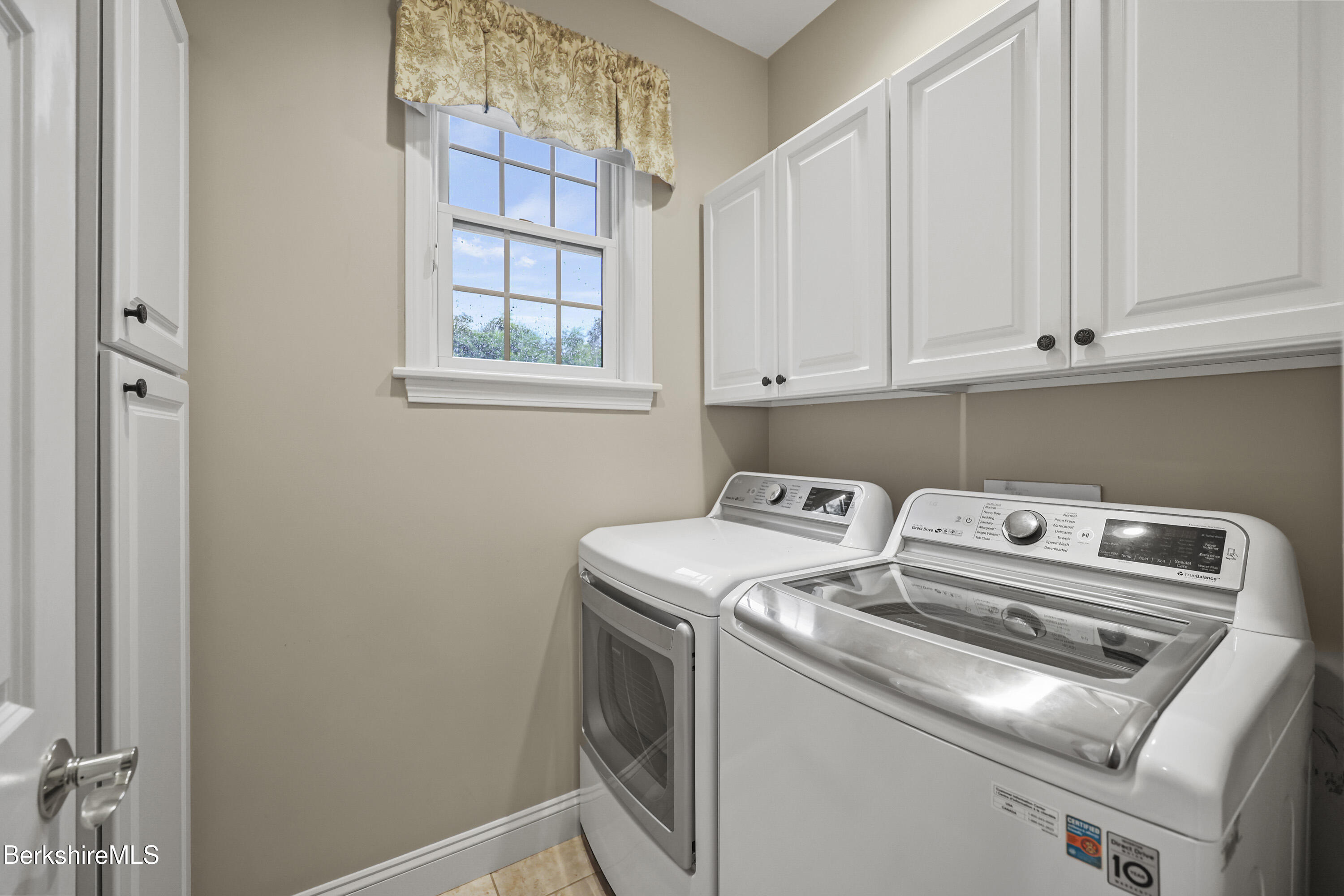 2 Amy Court, Unit 2 Pittsfield, MA 01201 - Photo 27 of 50 a utility room with dryer and washer