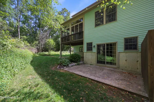 a view of a house with backyard and garden