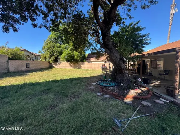 a view of a house with backyard