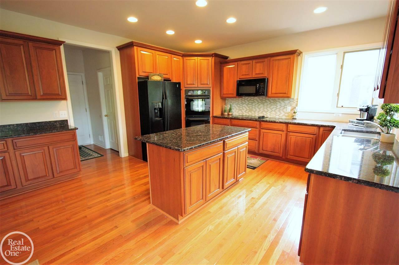 1061 Moran Drive Rochester, MI 48307 - Photo 9 of 40 31322878-8.JPG