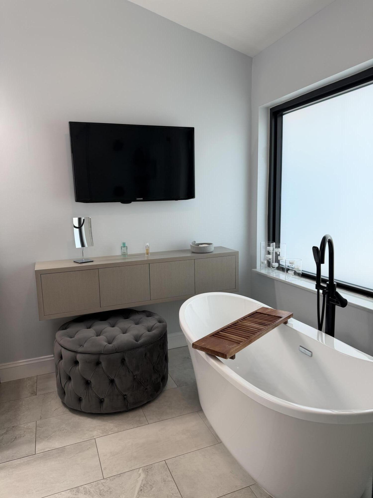 23283 Water Circle Boca Raton, FL 33486 - Photo 12 of 14 Bathtub