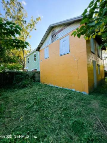 a view of a back yard of the house