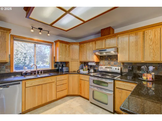 $750,000 | 369 Upper Camp Loop Road, Roseburg, OR 97470