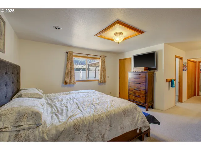 $750,000 | 369 Upper Camp Loop Road, Roseburg, OR 97470