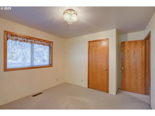 $750,000 | 369 Upper Camp Loop Road, Roseburg, OR 97470