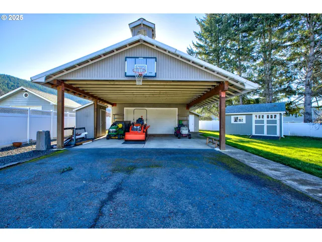 $750,000 | 369 Upper Camp Loop Road, Roseburg, OR 97470