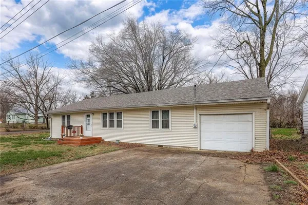 $165,000 | 406 East Washington Street, Windsor, MO 65360