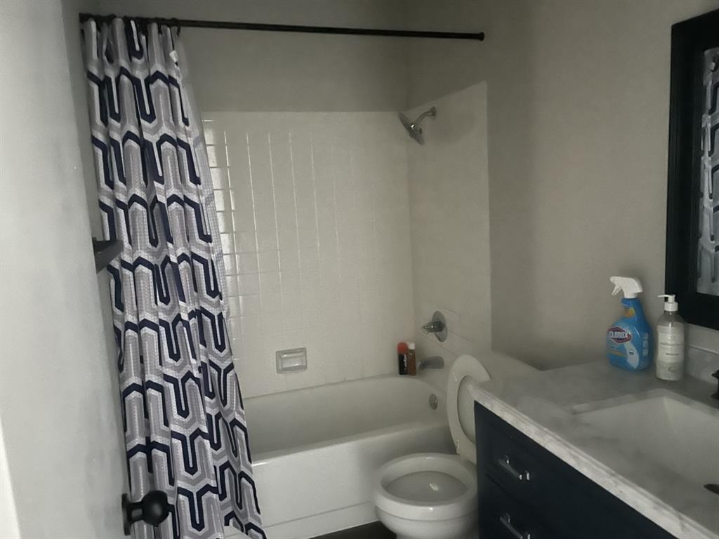 5310 Keller Springs Road, Unit 132 Dallas, TX 75248 - Photo 10 of 11 a bathroom with a bathtub a sink toilet