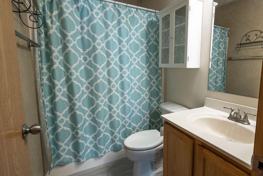 2100 Waymont Road Columbus, OH 43229 - Photo 9 of 15 Master bath