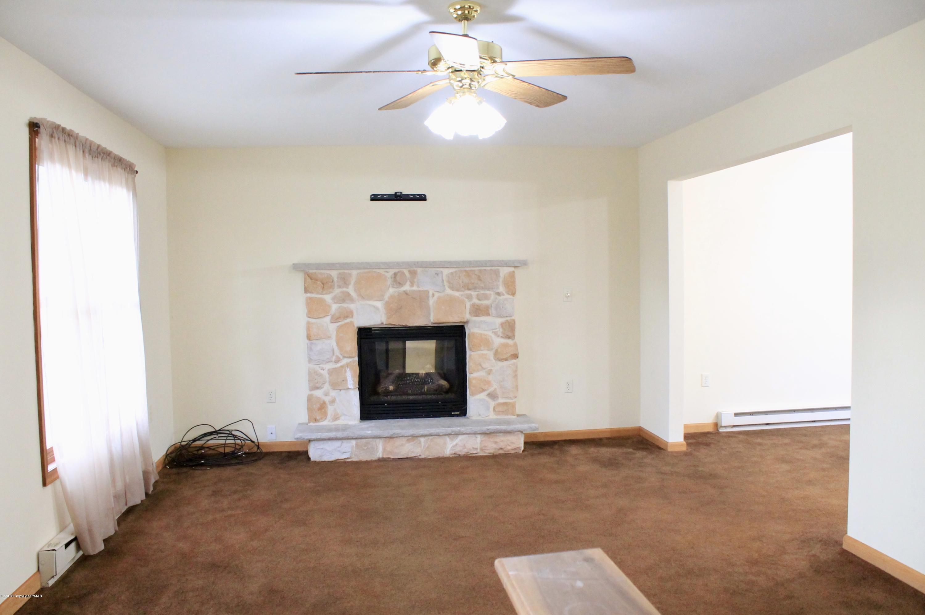 440 Northampton Road Tobyhanna, PA 18466 - Photo 4 of 21 Living Room