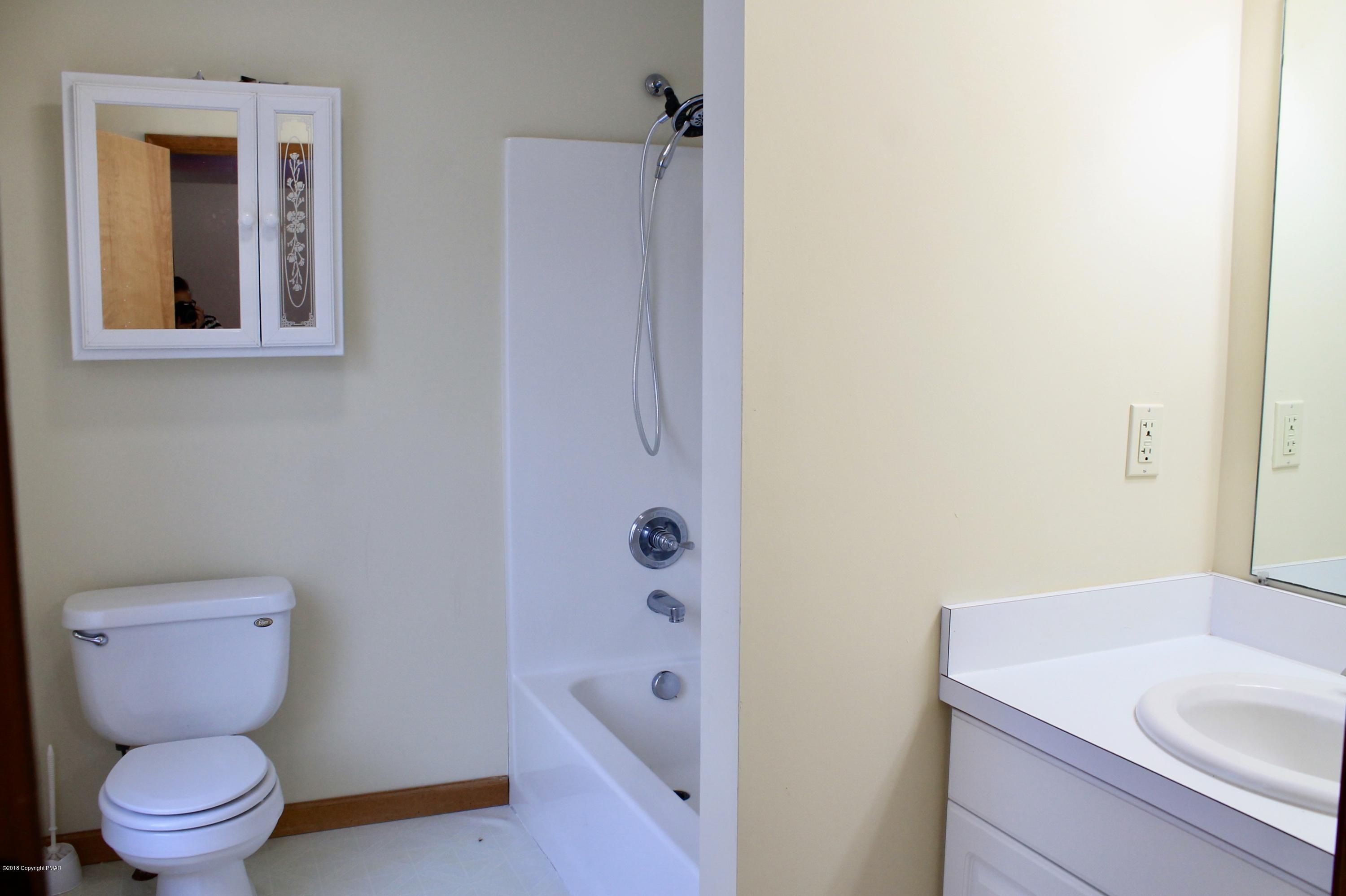 440 Northampton Road Tobyhanna, PA 18466 - Photo 10 of 21 Master bath