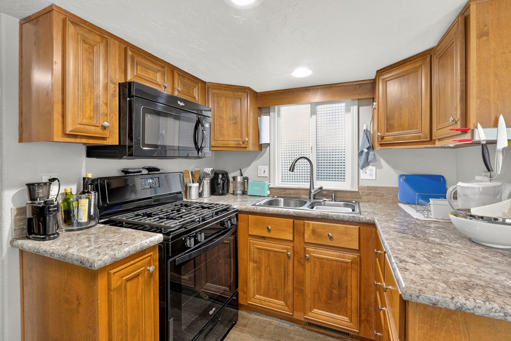 10 P Street Cascade, ID 83611 - Photo 8 of 33 Kitchen