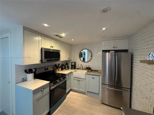 a view of an ocean with palm trees