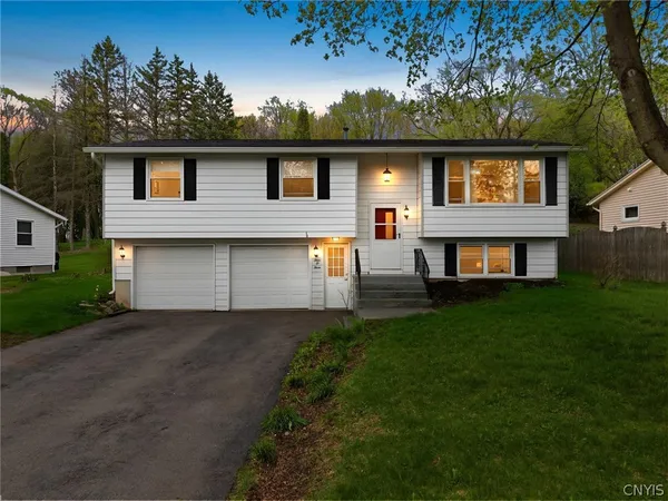 $270,000 | 303 Crestwood Drive, Camillus, NY 13031