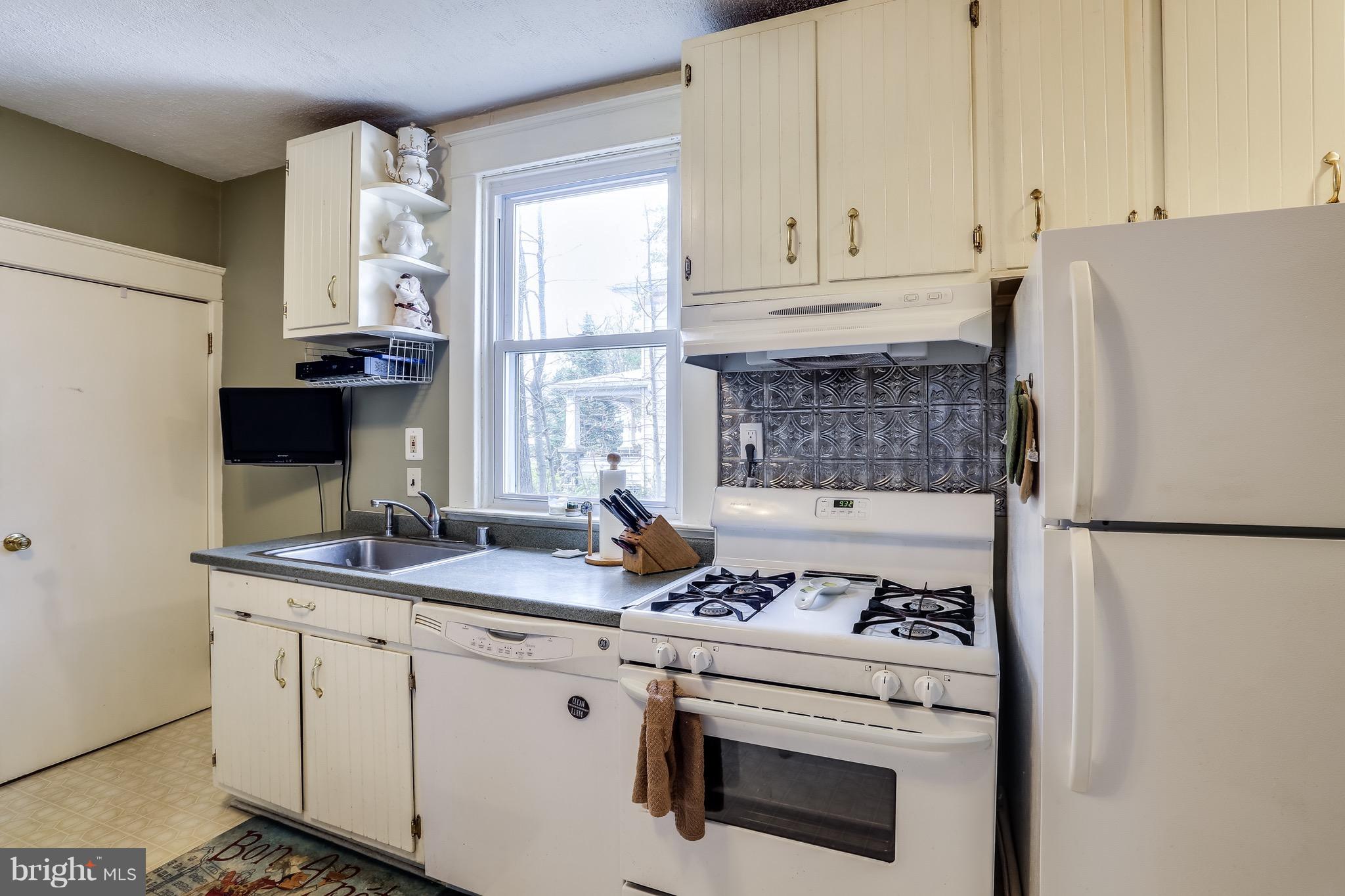 3522 St James Road Baltimore, MD 21244 - Photo 13 of 30 Kitchen w/ Access to Patio at Backyard