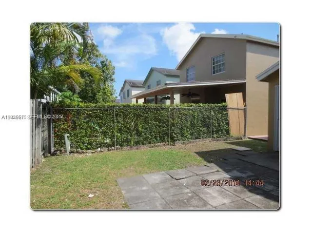 a view of a back yard