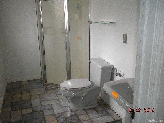 720 Cedarlawn Road Waterford, MI 48328 - Photo 5 of 10 MASTER BATH.jpg