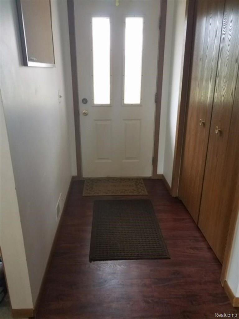 6541 Severance Road Cass City, MI 48726 - Photo 9 of 25 Formal entry way, with double door coat closet.
