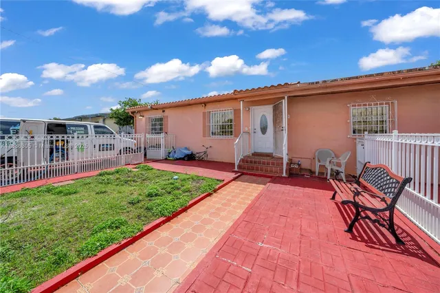 $1,975 | 334 East 18th Street, Unit 3, Hialeah, FL 33010